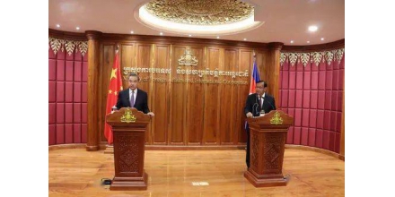恐怖主义是人类公敌，无论以何种形式出现，无论何时何地，都必须予以坚决打击