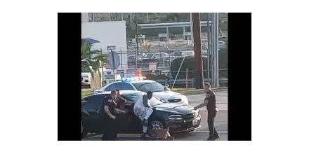 Three white policemen in the United States let dogs bite black people and protested before the polic
